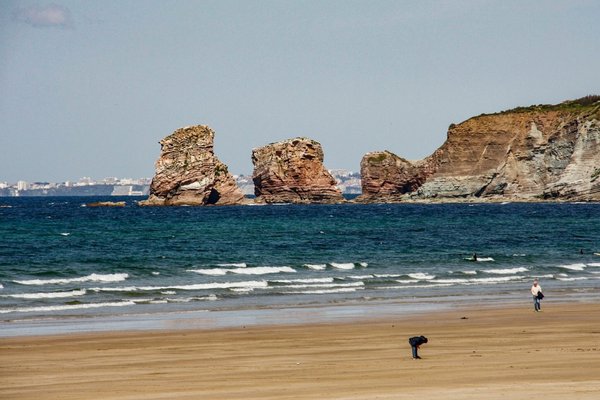 Où trouver un hébergement de vacances pour sa famille près de la plage des jumeaux d'Hendaye ?