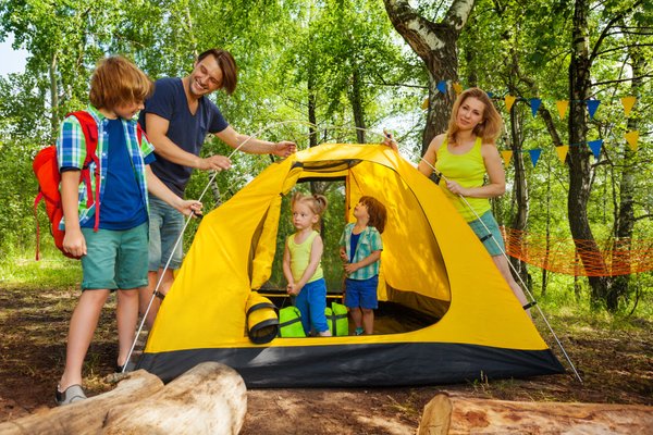 Existe-t-il des campings naturistes adaptés aux familles avec des jeunes enfants